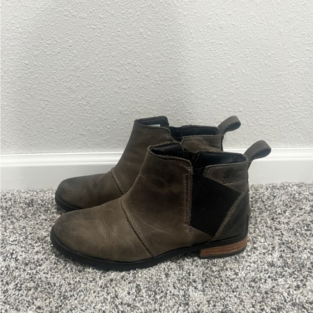 Sorel Chelsea Boots with Elastic Side Panels and Rounded Toe

Gray and Black